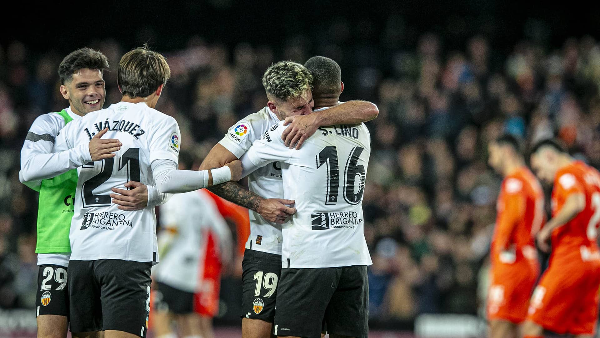 El Valencia CF se une a las condolencias por las víctimas del terrible  incendio en el barrio de Campanar y pide el aplazamiento del partido contra  el Granada CF - Valencia CF