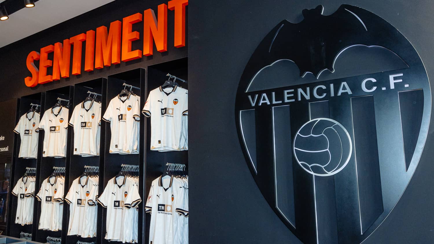 The Valencia CF Megastore to display the Copa Davis trophy ...