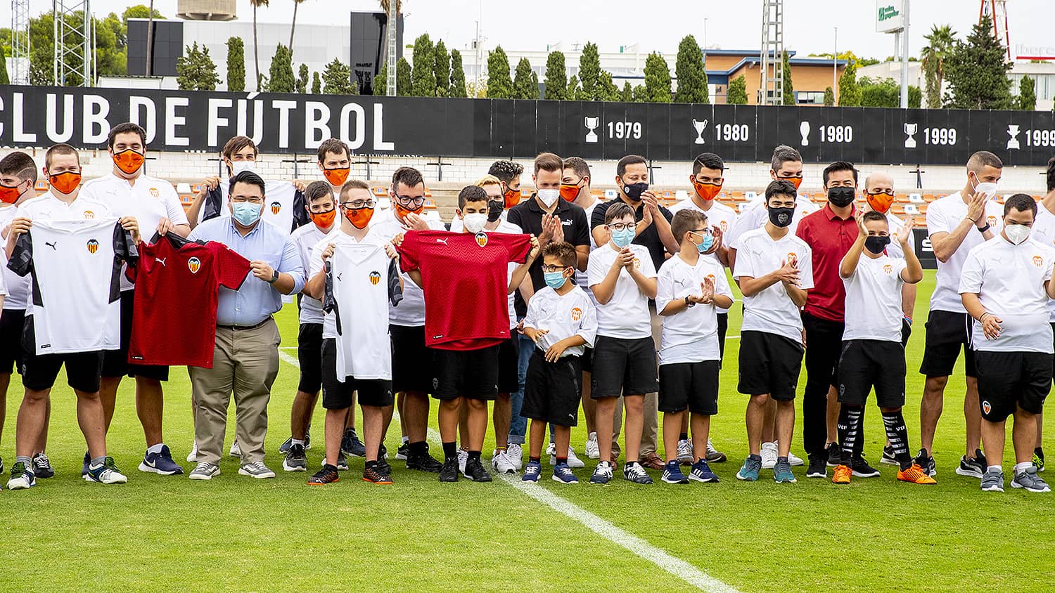 El Valencia CF Inclusivo Se Viste Con El ADN VCF De La Mano Del Club Y ...